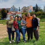 Grupa ludzi odwiedza Fundację GraTy podczas wizyty studyjnej, by dowiedzieć się więcej o pracy organizacji pozarządowych i przedsiębiorstw społecznych. To doskonała okazja do poznania nowych perspektyw i zdobycia wiedzy, która pomoże im wprowadzać pozytywne zmiany w swoim otoczeniu.