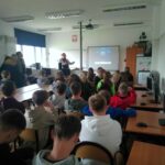 Grupa młodych osób uczestniczy w warsztatach organizowanych przez Fundację GraTy, poświęconych modelowi organizowania społecznościowego na wzór brytyjski.