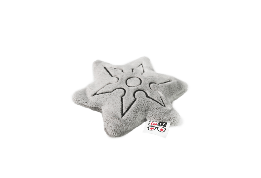 pluszowy shuriken, gwiazda do rzucania będaca pluszową broni. rodzaj małej broni o ostrych krawędziach i różnym kształcie. Szara z czarnym haftem nadającym jej formę shurikena.