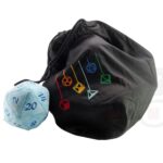 Pluszowa kostka RPG: jasnoniebieska, dwudziestościenna kostka z ciemnoniebieskimi cyframi 2, 8, 14, 16 i 20, leżąca obok czarnego, materiałowego worka ze ściągaczem i kolorowymi symbolami kostek, na białym tle.