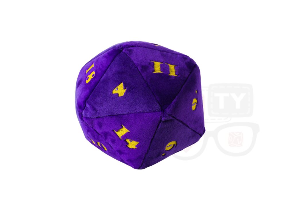 Pluszowa kostka k20RPG: fioletowa, dwudziestościenna kostka z żółtymi cyframi 1, 4 i 11, leżąca na białym tle.