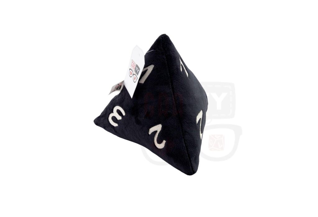 Pluszowa kostka RPG: czarna, trójkątna kostka z białymi cyframi 1, 2 i 3, z widoczną metką, leżąca na białym tle.