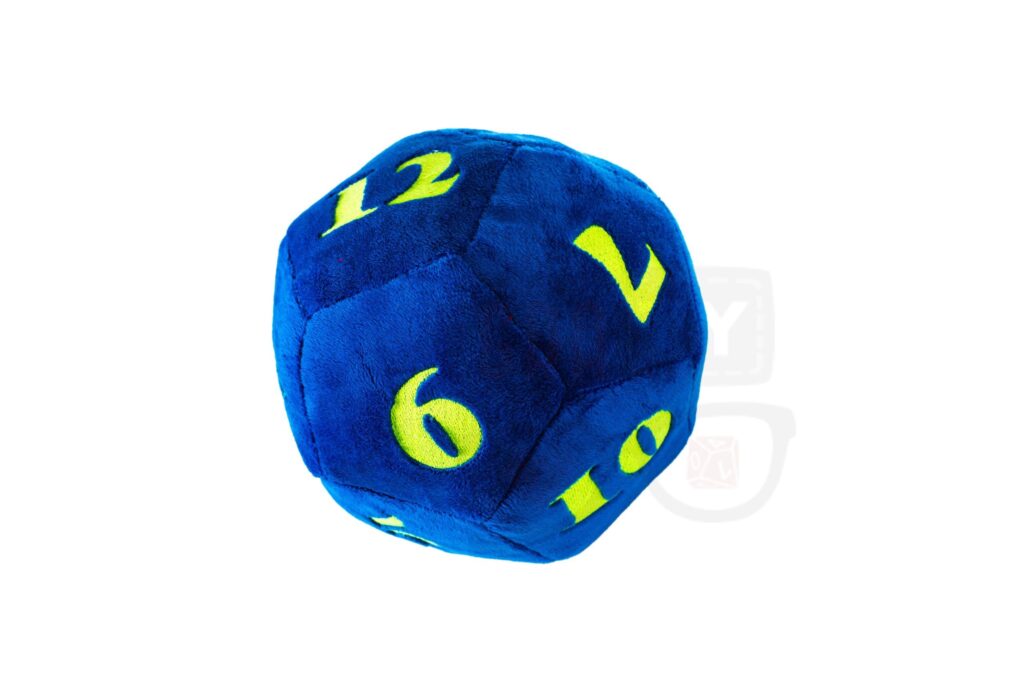 Pluszowa kostka k12 RPG: granatowa, dwunastościenna kostka z żółtymi cyframi 6, 7, 10, 12 i innymi, leżąca na białym tle.