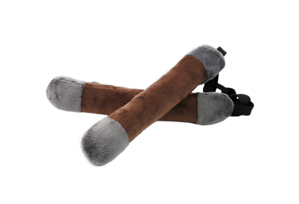 pluszowe nunchaku, zabawka imitująca prostą broń chłopską, dwa krótkie patyki wykonane z brązowego materiału połączone ze sobą czarnym materiałowym łańcuchem.