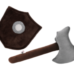 Pluszowy topór z szarą, masywną głowicą i brązowym trzonkiem oraz pluszowa tarcza w kolorze ciemnobrązowym z jasnoszarym okrągłym detalem na środku. Oba przedmioty wykonane są z miękkiego materiału.