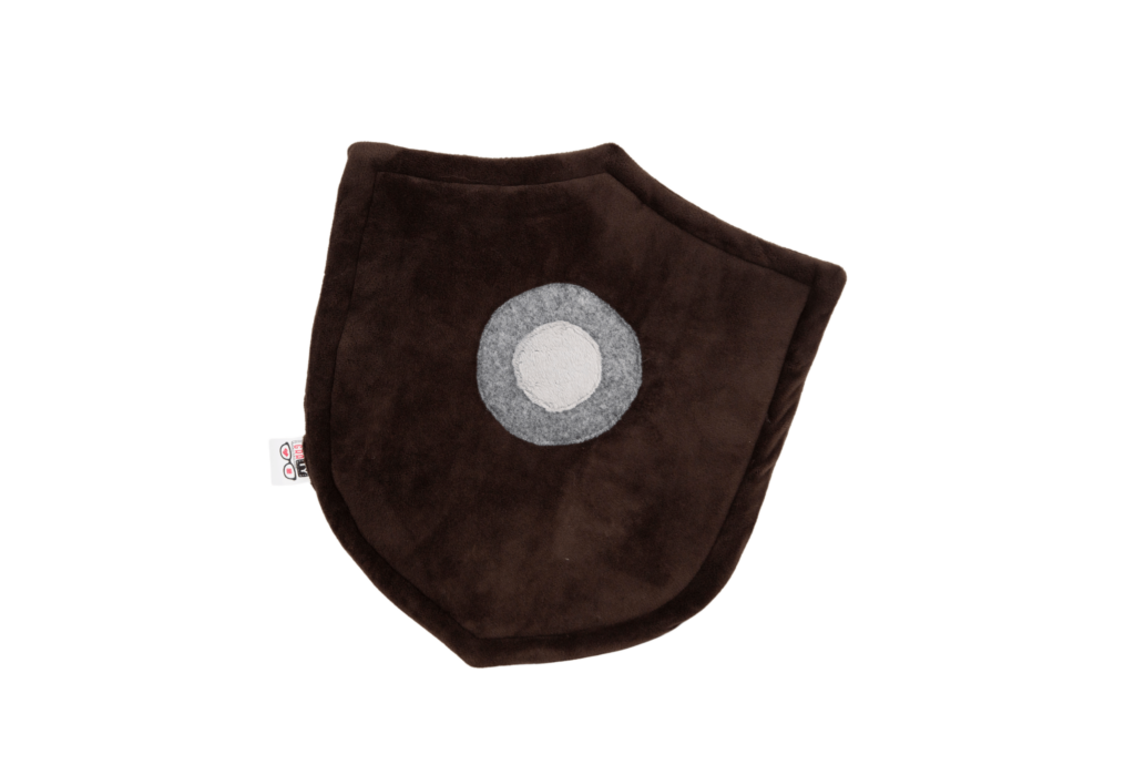 brązowa trójkątna tarcza z miejscem na herb w środku, szarym punktem w jej centrum. Pluszowa broń lub element pancerza.