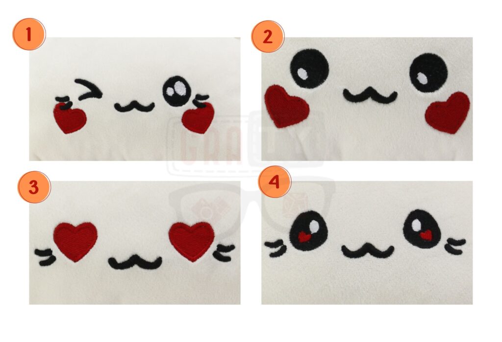 Cztery pluszowe pierogi z różnymi wyrazami twarzy: kremowe pierogi z czarnymi, haftowanymi twarzami, każdy z innym wyrazem, ponumerowane od 1 do 4, leżące na białym tle.