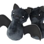 Dwa pluszowe nietoperze w ciemnoszarym kolorze, z dużymi, czarnymi skrzydłami wykonanymi z materiału przypominającego skórę. Mają czarne uszy, jasne oczy i uśmiechnięte buźki.