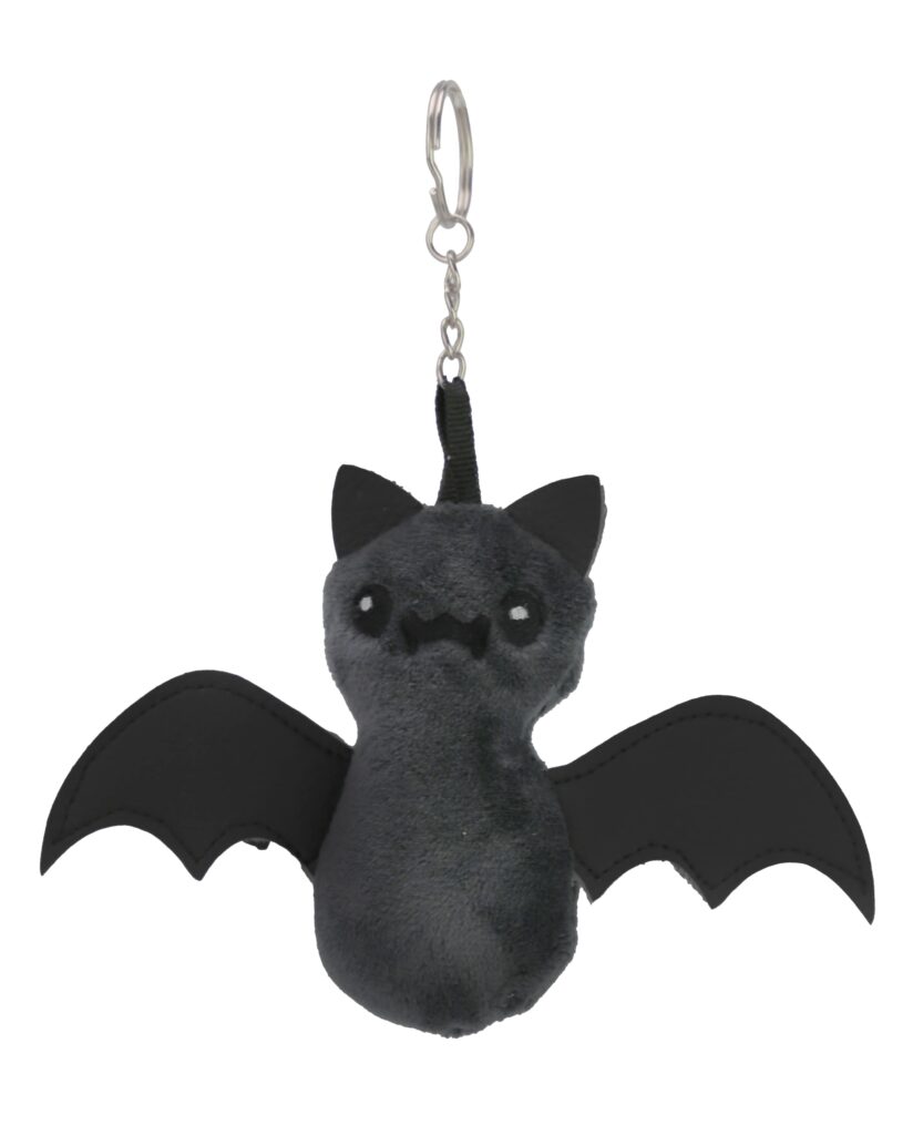 Pluszowy brelok w kształcie czarnego nietoperza z dużymi, rozłożonymi skrzydłami. Nietoperz ma czarne uszy, wyszywaną buzię z ząbkami, białe oczka i przypięty jest do metalowego łańcuszka z kółkiem.